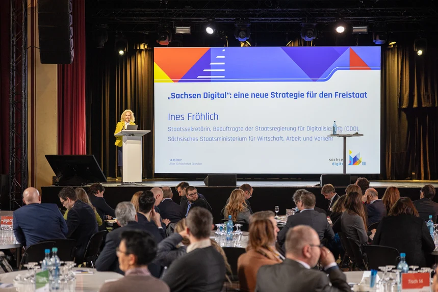 Staatssekretärin Ines Fröhlich zur Eröffnung des »forum sachsen digital« auf der Bühne
