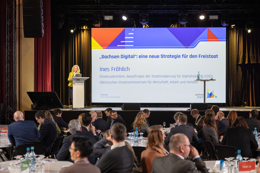 Staatssekretärin Ines Fröhlich zur Eröffnung des »forum sachsen digital« auf der Bühne